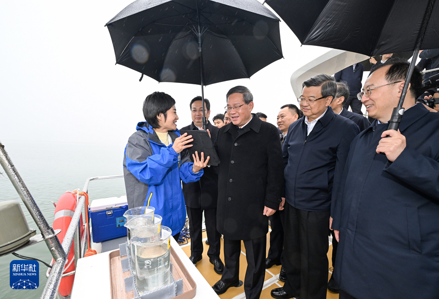 11月13日，中共中央政治局常委、国务院总理李强在河北调研。这是李强在白洋淀详细了解生态环境治理保护情况。