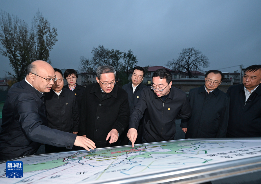 11月13日，中共中央政治局常委、国务院总理李强在河北调研。这是李强在涿州市小清河分洪区南围堤建设工程现场，察看项目最新进展，听取河北省灾后重建重大水利工程等情况汇报，与设计施工监理人员交流。