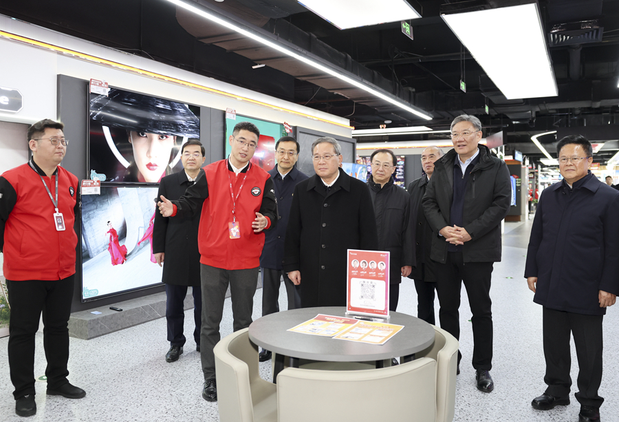 1月2日，中共中央政治局常委、国务院总理李强在山东济南调研。这是李强在位于济南市泉城路的京东电器旗舰店，了解家用电器、手机销售等情况。