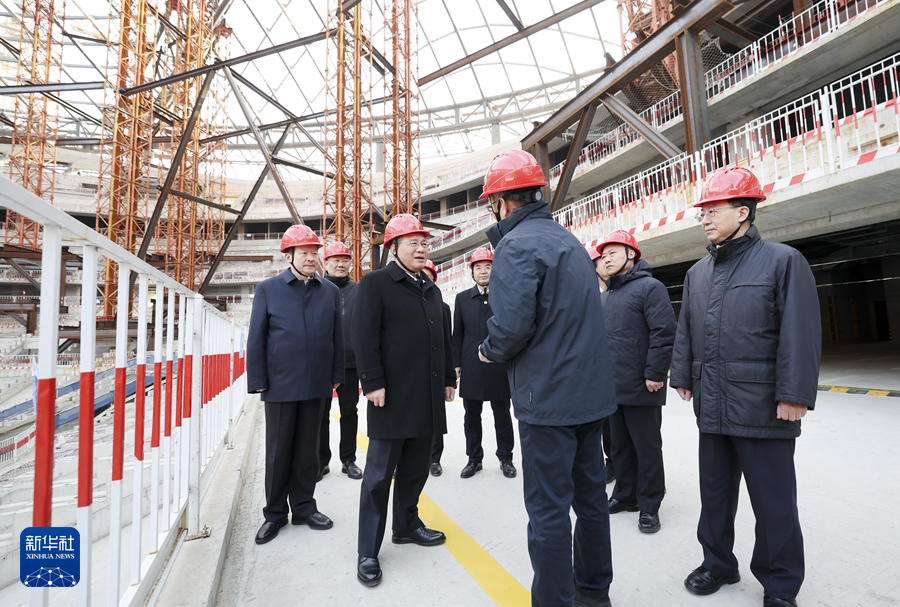 1月2日，中共中央政治局常委、国务院总理李强在山东济南调研。这是李强在黄河体育中心察看施工进展。