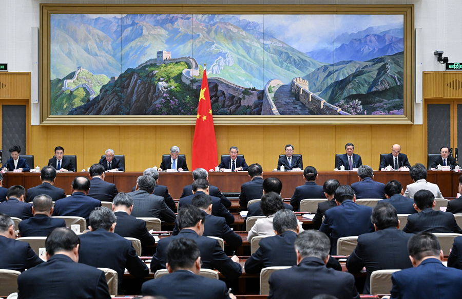 1月17日，国务院召开第三次廉政工作会议，中共中央政治局常委、国务院总理李强发表讲话。中共中央政治局常委、国务院副总理丁薛祥主持会议。中共中央政治局常委、中央纪委书记李希应邀出席会议。