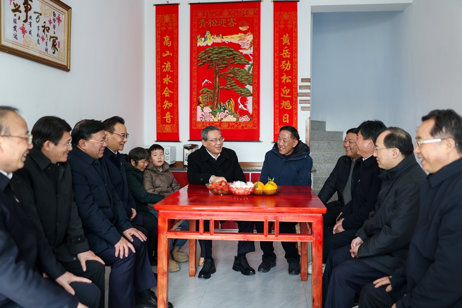 1月22日，中共中央政治局常委、国务院总理李强在安徽大别山革命老区看望慰问基层干部群众，向大家致以新春祝福。这是1月22日，李强在安庆市潜山市黄铺镇黄铺村一户老党员家中，同他们拉起家常。
