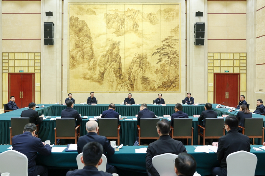 1月22日，中共中央政治局常委、国务院总理李强在安徽大别山革命老区看望慰问基层干部群众，向大家致以新春祝福。结束看望慰问活动后，1月23日李强在合肥主持召开座谈会，听取部分省、市、县、乡（镇）政府主要负责同志对《政府工作报告》稿和政府工作的意见建议。