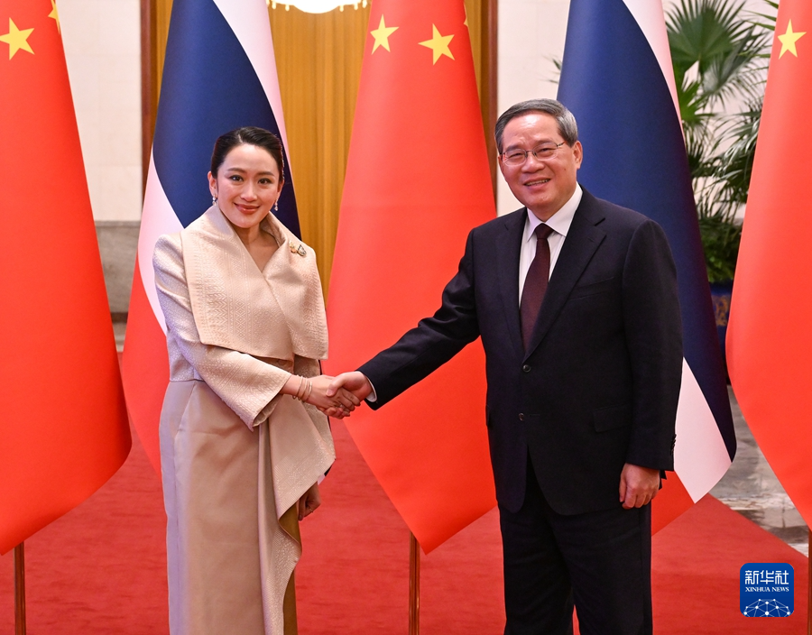 2月6日下午，国务院总理李强在北京人民大会堂同来华进行正式访问的泰国总理佩通坦举行会谈。