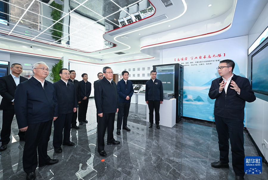 2月25日，中共中央政治局常委、国务院总理李强到中国电信、中国联通、中国移动所属企业调研科技创新工作。这是李强在中国电信天翼云科技有限公司，听取天翼云建设、量子通信发展等介绍。
