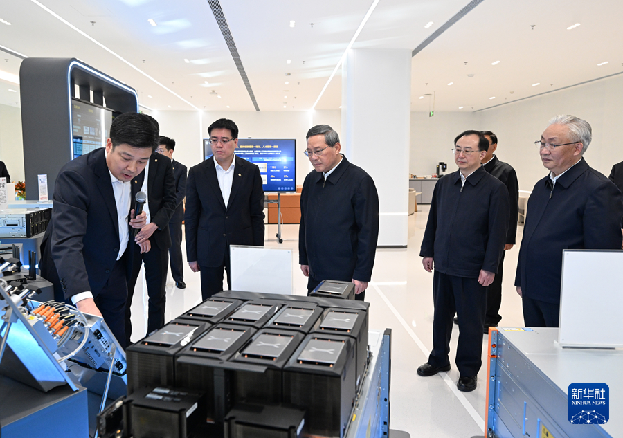2月25日，中共中央政治局常委、国务院总理李强到中国电信、中国联通、中国移动所属企业调研科技创新工作。这是李强在联通数据智能有限公司听取工业互联网发展、网络安全建设等汇报。