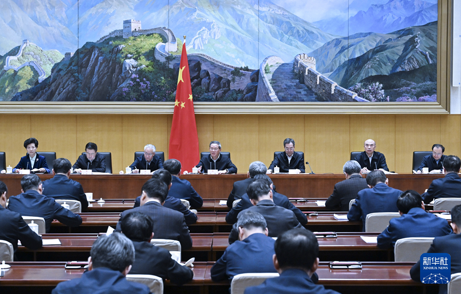 3月14日，国务院总理李强主持召开国务院第八次全体会议，深入学习贯彻习近平总书记在全国两会期间的重要讲话和全国两会精神，对落实国务院2025年重点工作进行部署。