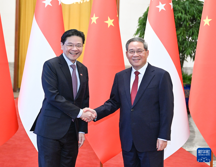 6月23日下午，国务院总理李强在北京人民大会堂同来华进行正式访问的新加坡总理黄循财举行会谈。