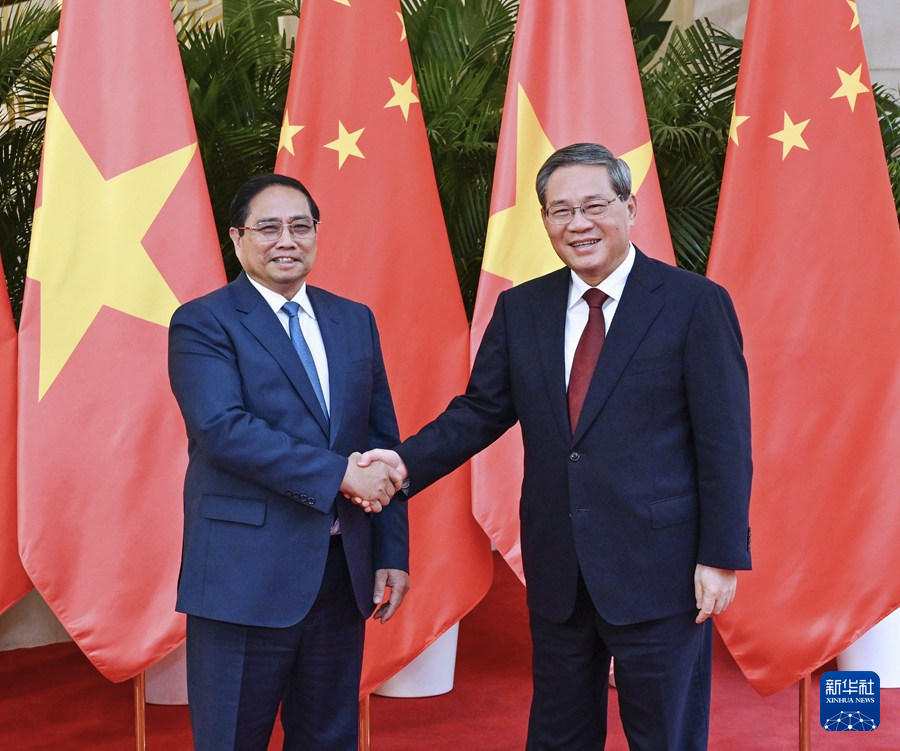 6月24日下午，国务院总理李强在天津会见来华出席夏季达沃斯论坛的越南总理范明政。