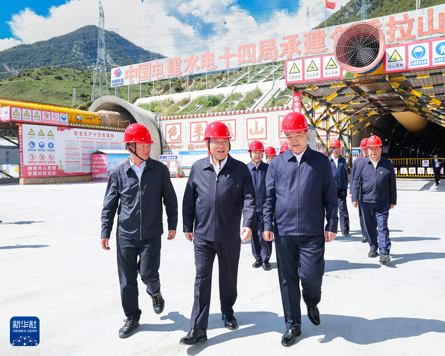 7月18日至19日，中共中央政治局常委、国务院总理李强在西藏调研。这是7月18日在林芝，李强来到川藏铁路色季拉山隧道出口，察看隧道现场施工情况，了解建设进展。