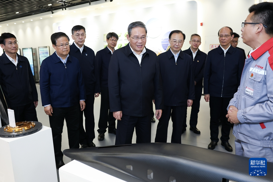 9月15日至16日，中共中央政治局常委、国务院总理李强在甘肃、青海调研。这是9月16日在青海西宁，李强来到青海绿色算电融合调度及生态监测中心，细致询问生态保护和绿电、算力使用情况。