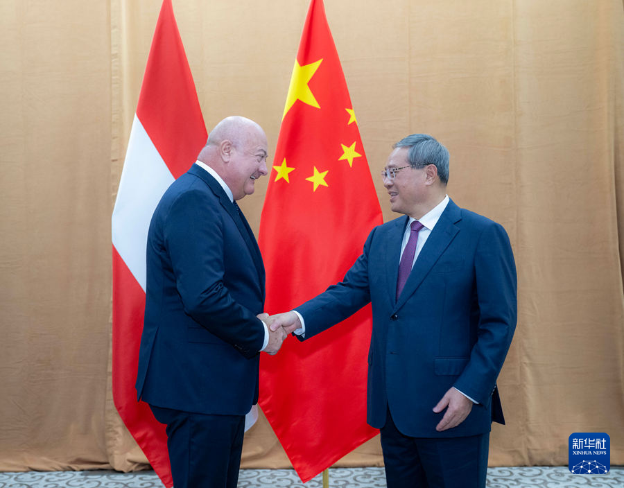 当地时间9月23日，国务院总理李强在纽约会见奥地利总理施托克尔。