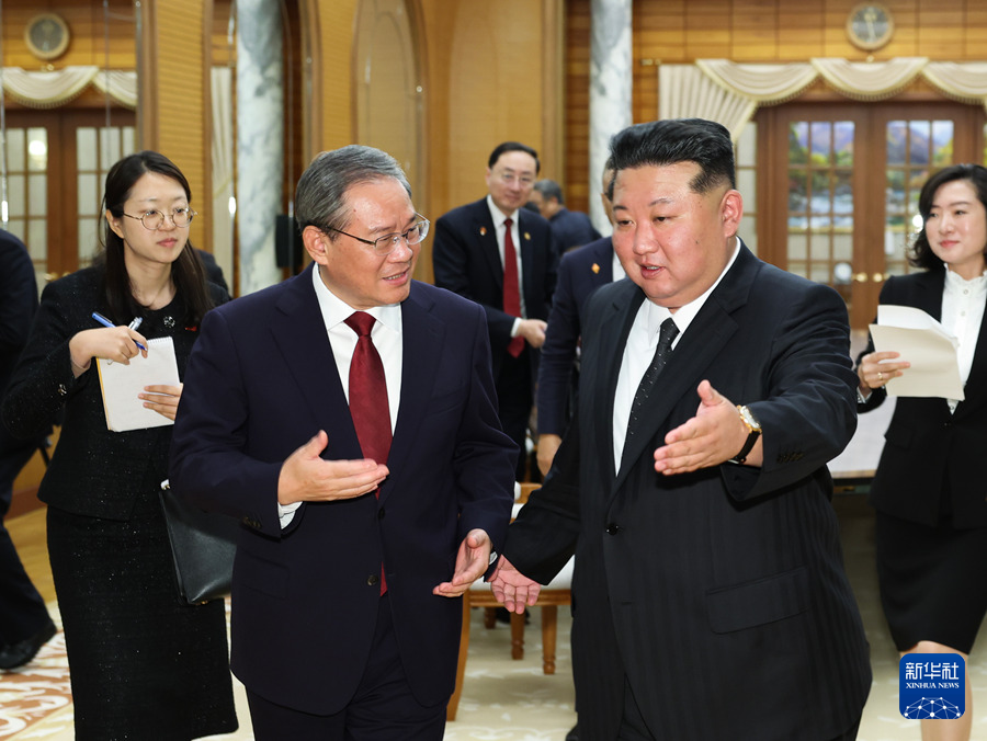 当地时间10月9日下午，中共中央政治局常委、国务院总理李强在平壤朝鲜劳动党中央委员会会见朝鲜劳动党总书记、国务委员长金正恩。
