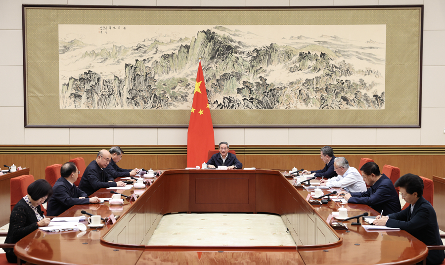 10月15日，国务院以“强化标准引领保障作用，以标准升级促进经济高质量发展”为主题，进行第十六次专题学习。国务院总理李强主持学习。