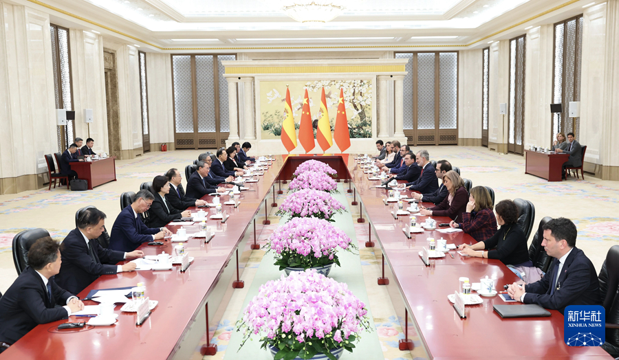 11月12日下午,国务院总理李强在北京人民大会堂会见来华进行国事访问的西班牙国王费利佩六世。 11月12日下午,国务院总理李强在北京人民大会堂会见来华进行国事访问的西班牙国王费利佩六世。