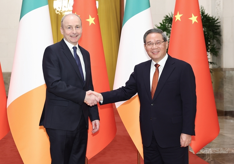 1月6日下午，国务院总理李强在北京人民大会堂同来华进行正式访问的爱尔兰总理马丁举行会谈。