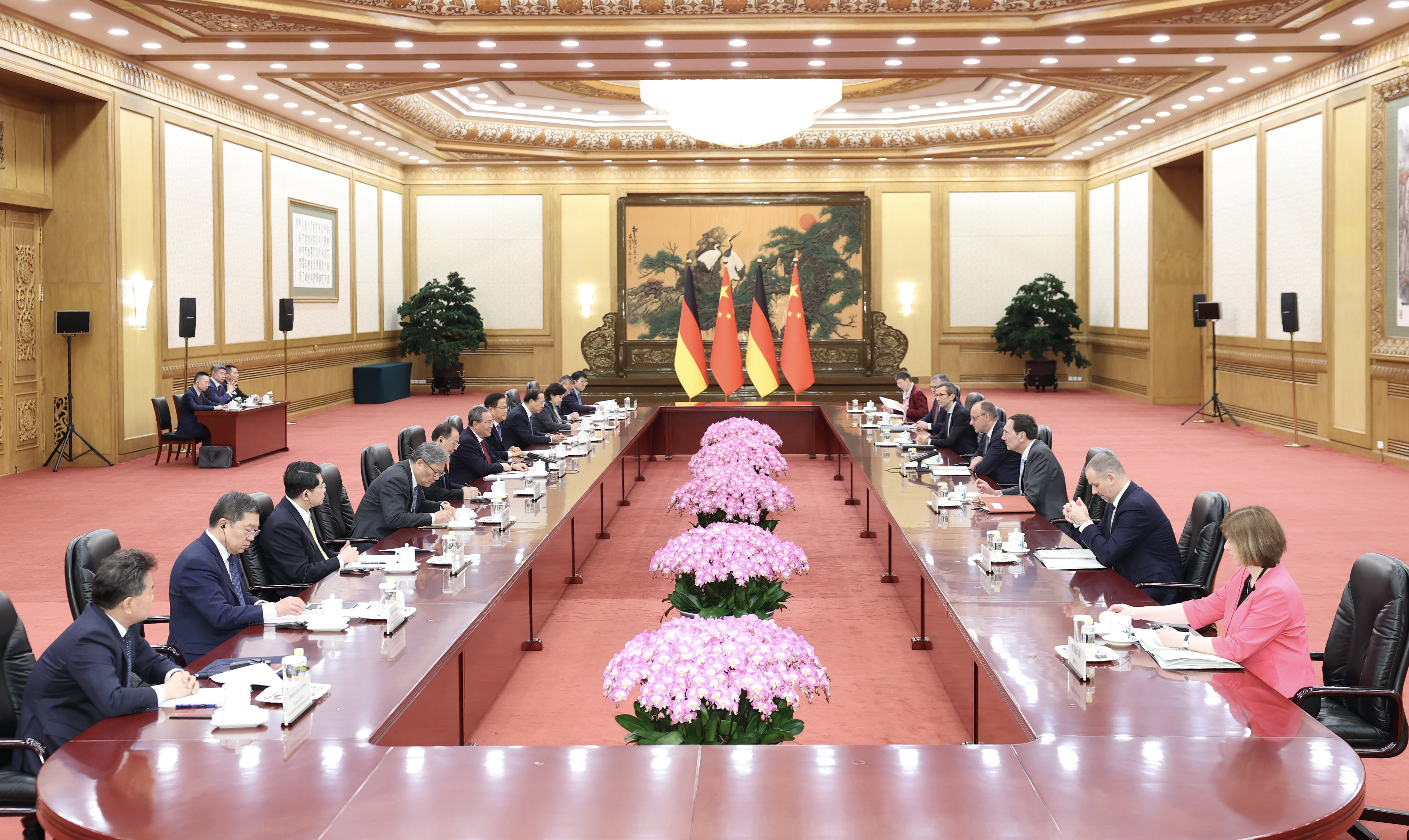 2月25日中午,国务院总理李强在北京人民大会堂同来华进行正式访问的德国总理默茨举行会谈。 2月25日中午,国务院总理李强在北京人民大会堂同来华进行正式访问的德国总理默茨举行会谈。