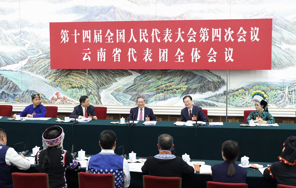 3月5日下午，中共中央政治局常委、国务院总理李强来到他所在的云南代表团，同代表们一起审议政府工作报告。