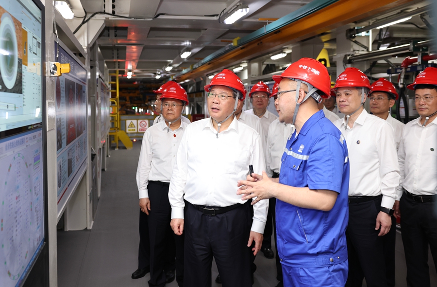 5月25日至27日,中共中央政治局常委、国务院总理李强在浙江省舟山市、宁波市调研。这是5月26日,李强在甬舟铁路金塘海底隧道宁波段施工现场察看掘进铺设作业。 5月25日至27日,中共中央政治局常委、国务院总理李强在浙江省舟山市、宁波市调研。这是5月26日,李强在甬舟铁路金塘海底隧道宁波段施工现场察看掘进铺设作业。