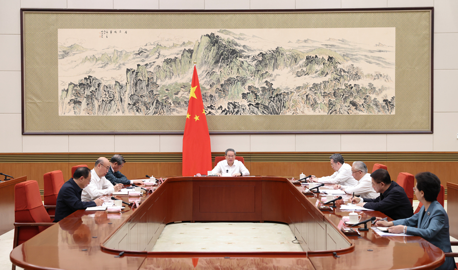 7月1日,国务院总理、党组书记李强主持召开国务院党组会议,学习贯彻习近平总书记在庆祝中国共产党成立105周年大会上的重要讲话精神和习近平党建思想。丁薛祥出席。 7月1日,国务院总理、党组书记李强主持召开国务院党组会议,学习贯彻习近平总书记在庆祝中国共产党成立105周年大会上的重要讲话精神和习近平党建思想。丁薛祥出席。
