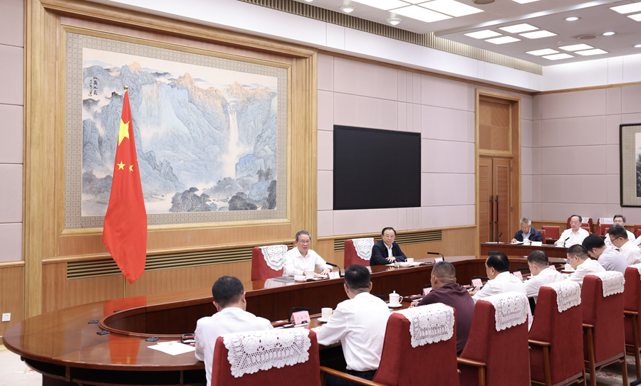 7月13日下午,中共中央政治局常委、国务院总理李强主持召开经济形势专家和企业家座谈会,听取对当前经济形势和下一步经济工作的意见建议。 7月13日下午,中共中央政治局常委、国务院总理李强主持召开经济形势专家和企业家座谈会,听取对当前经济形势和下一步经济工作的意见建议。