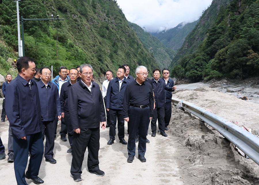 8月27日，受习近平总书记委托，中共中央政治局常委、国务院总理李强赴西藏日喀则市吉隆县指导吉隆口岸泥石流灾害抢险救援和应急处置工作。这是李强实地察看灾情。