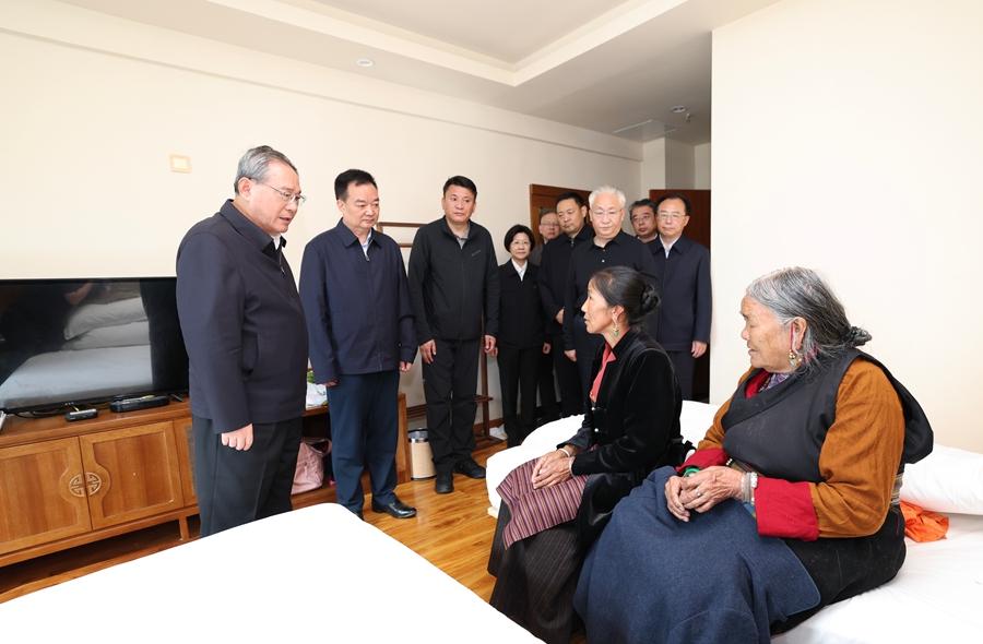 8月27日，受习近平总书记委托，中共中央政治局常委、国务院总理李强赴西藏日喀则市吉隆县指导吉隆口岸泥石流灾害抢险救援和应急处置工作。这是李强来到安置点看望受灾群众，转达习近平总书记的关怀和慰问。