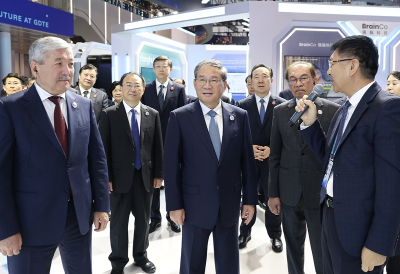 9月24日上午,国务院总理李强在杭州出席第五届全球数字贸易博览会启动仪式并致辞。这是启动仪式前,李强同与会外国领导人共同巡馆。 9月24日上午,国务院总理李强在杭州出席第五届全球数字贸易博览会启动仪式并致辞。这是启动仪式前,李强同与会外国领导人共同巡馆。