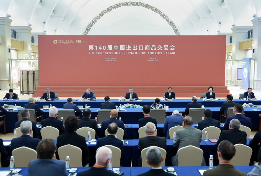 10月14日上午,国务院总理李强在广州出席“广交世界70年”座谈会。 10月14日上午,国务院总理李强在广州出席“广交世界70年”座谈会。