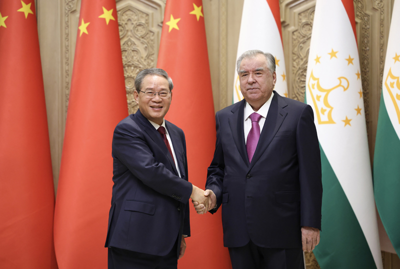 10月19日上午，国务院总理李强在杜尚别会见塔吉克斯坦总统拉赫蒙。