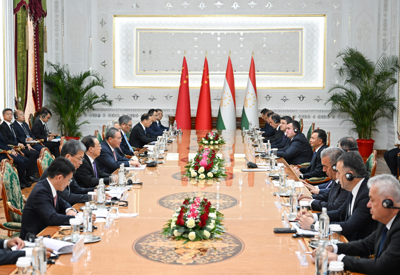 10月18日下午，国务院总理李强在杜尚别同塔吉克斯坦总理拉苏尔佐达举行会谈。