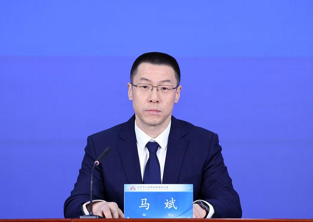 在推动法治政府建设过程中，石景山区如何在依法行政中体现服务为民？